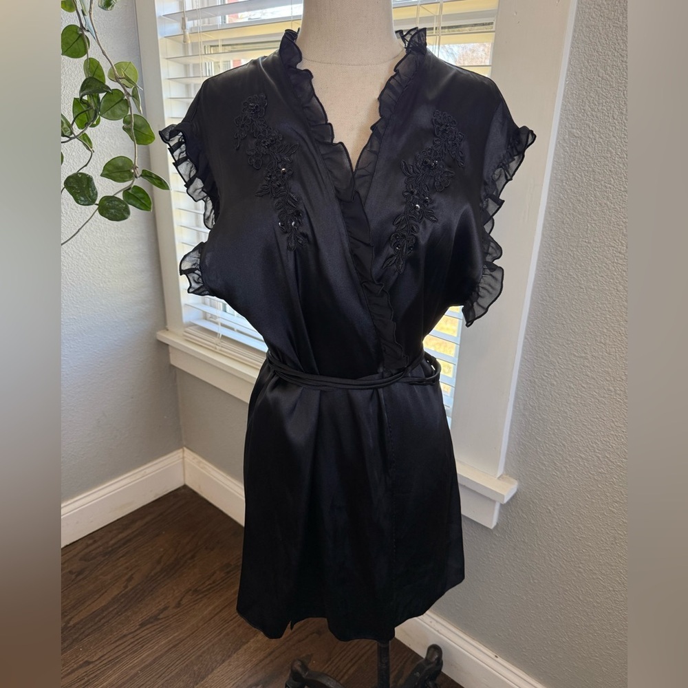Linea Donatella Satin‎ Wrap Robe Ruffle Trim Embroidered Accents Size Medium